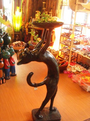 ブロンズ製　トレイを持つ猫