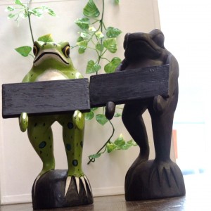 木彫りカエル　ボードつき