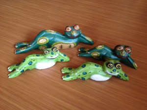木彫りのカエル
