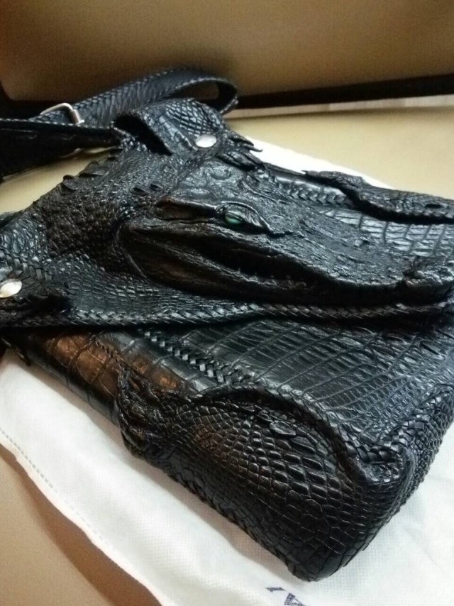 チャトゥチャック・ウィークエンド・マーケット ワニ革 バッグ