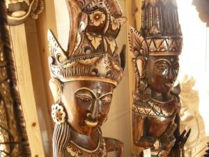 バリ木彫り　踊り子