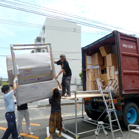 バリ島よりコンテナ到着 バリ島よりコンテナ到着